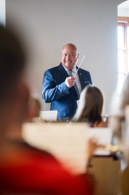 Am 25. August 2025 besuche Bundeskanzler Christian Stocker (im Bild) im Rahmen seines Bundesl&auml;ndertages das Musik-Jugendcamp auf Burg Altpernstein.