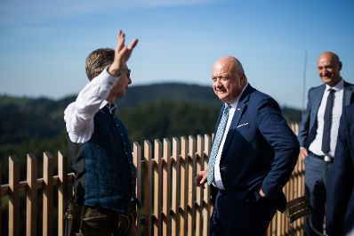 Am 25. August 2025 besuche Bundeskanzler Christian Stocker (m.) im Rahmen seines Bundesl&auml;ndertages das Musik-Jugendcamp auf Burg Altpernstein. Im Bild mit Landeshauptmann Thomas Stelzer (r.).