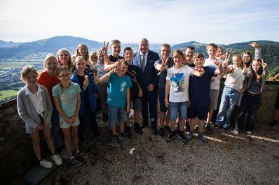 Am 25. August 2025 besuche Bundeskanzler Christian Stocker im Rahmen seines Bundesl&auml;ndertages das Musik-Jugendcamp auf Burg Altpernstein.