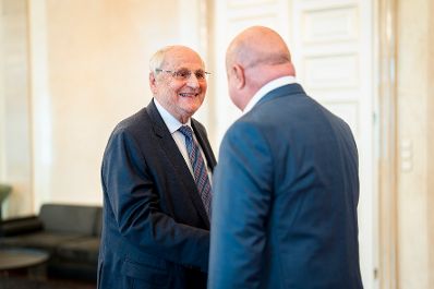 Am 26. August 2025 empfing Bundeskanzler Stocker (r.) Wirtschaftswissenschaftler Christoph Badelt (l.) zu einem Arbeitsgespr&auml;ch.