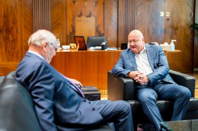 Am 26. August 2025 empfing Bundeskanzler Stocker (r.) Wirtschaftswissenschaftler Christoph Badelt (l.) zu einem Arbeitsgespr&auml;ch.