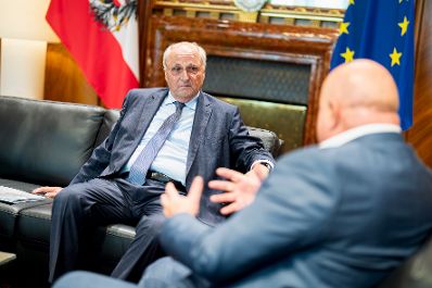 Am 26. August 2025 empfing Bundeskanzler Stocker (r.) Wirtschaftswissenschaftler Christoph Badelt (l.) zu einem Arbeitsgespr&auml;ch.