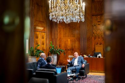 Am 26. August 2025 empfing Bundeskanzler Stocker (r.) Wirtschaftswissenschaftler Christoph Badelt (l.) zu einem Arbeitsgespr&auml;ch.