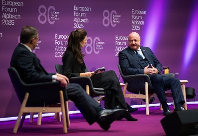 Am 29. August 2025 nahm Bundeskanzler Christian Stocker (r.) am mehrt&auml;gigen Forum Alpbach teil. Im Bild mit dem Premierminister von Belgien Bart De Wever (l.) und der Journalistin Raffaela Schaidreiter (m.).
