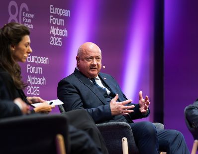 Am 29. August 2025 nahm Bundeskanzler Christian Stocker (r.) am mehrt&auml;gigen Forum Alpbach teil. Im Bild mit Journalistin Raffaela Schaidreiter (l.).