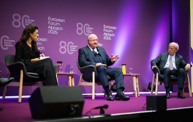 Am 29. August 2025 nahm Bundeskanzler Christian Stocker (m.) am mehrt&auml;gigen Forum Alpbach teil. Im Bild mit Journalistin Raffaela Schaidreiter (l.) und dem leitenden Gesch&auml;ftsf&uuml;hrer f&uuml;r Entwicklungspolitik und Partnerschaften bei der Weltbank Axel van Trotsenburg (r.).