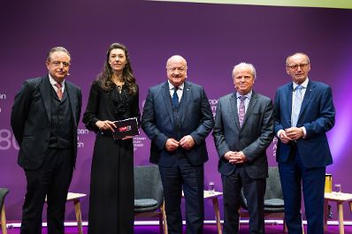 Am 29. August 2025 nahm Bundeskanzler Christian Stocker (m.) am mehrt&auml;gigen Forum Alpbach teil. Im Bild mit dem Premierminister von Belgien Bart De Wever (l.), Journalistin Raffaela Schaidreiter (m.l.), Pr&auml;sidenten des European Forum Alpbach Othmar Karas (r.) und dem leitenden Gesch&auml;ftsf&uuml;hrer f&uuml;r Entwicklungspolitik und Partnerschaften bei der Weltbank Axel van Trotsenburg (m.r.).