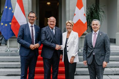 Am 28. August 2025 reiste Bundeskanzler Christian Stocker zu einem Arbeitsbesuch in die Schweiz. Im Bild (v.l.n.r.) der Vorarlberger Landeshauptmann Markus Wallner, Bundeskanzler Christian Stocker, Bundespr&auml;sidentin Karin Keller-Sutter und Au&szlig;enminister Ignazio Cassis.