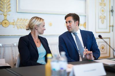 Am 2. September 2025 fand im Bundeskanzleramt die Klausurtagung der Bundesregierung statt. Im Bild Staatssekret&auml;r Alexander Pr&ouml;ll (r.) und Staatssekret&auml;rin Michaela Schmidt (l.).