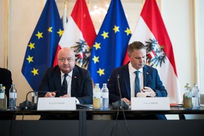 Am 2. September 2025 fand im Bundeskanzleramt die Klausurtagung der Bundesregierung statt. Im Bild Bundeskanzler Christian Stocker (l.) und Vizekanzler Andreas Babler (r.).