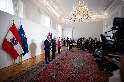 Am 2. September 2025 fand im Bundeskanzleramt die Klausurtagung der Bundesregierung statt. Im Bild Bundeskanzler Christian Stocker (2.v.l.), Vizekanzler Andreas Babler (l.) und Bundesministerin Beate Meinl-Reisinger (3.v.l.) beim Doorstep.