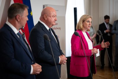 Am 2. September 2025 fand im Bundeskanzleramt die Klausurtagung der Bundesregierung statt. Im Bild Bundeskanzler Christian Stocker (m.), Vizekanzler Andreas Babler (l.) und Bundesministerin Beate Meinl-Reisinger (r.) beim Doorstep.