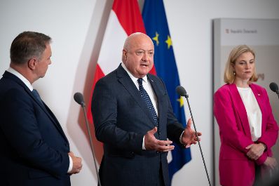 Am 2. September 2025 fand im Bundeskanzleramt die Klausurtagung der Bundesregierung statt. Im Bild Bundeskanzler Christian Stocker (m.), Vizekanzler Andreas Babler (l.) und Bundesministerin Beate Meinl-Reisinger (r.) beim Doorstep.