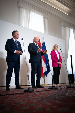 Am 2. September 2025 fand im Bundeskanzleramt die Klausurtagung der Bundesregierung statt. Im Bild Bundeskanzler Christian Stocker (m.), Vizekanzler Andreas Babler (l.) und Bundesministerin Beate Meinl-Reisinger (r.) beim Doorstep.
