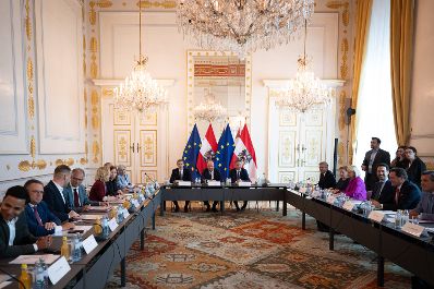 Am 2. September 2025 fand im Bundeskanzleramt die Klausurtagung der Bundesregierung statt. Im Bild Nationalratsabgeordneter August W&ouml;ginger (2.v.l.), Bundesminister Markus Marterbauer (4.v.l.), Bundesministerin Eva-Maria Holzleitner (5.v.l.), Bundesministerin Claudia Plakolm (6.v.l.), Bundesministerin Anna Sporrer (7.v.l.), Bundeskanzler Christian Stocker (9.v.l.), Vizekanzler Andreas Babler (10.v.l.), Bundesminister Peter Hanke (r.), Bundesminister Norbert Totschnig (2.v.r.), Bundesminister Christoph Wiederkehr (5.v.r.), Bundesministerin Klaudia Tanner (7.v.r.), Bundesministerin Korinna Schumann (8.v.r.) und Bundesminister Wolfgang Hattmannsdorfer (9.v.r.).