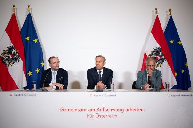 Am 2.September 2025 fand im Bundeskanzleramt die Klausurtagung der Bundesregierung statt. Im Bild Bundesminster Wolfgang Hattmannsdorfer (m.), Bundesminister Markus Marterbauer (r.) und Staatssekret&auml;r Sepp Schellhorn (l.) beim Pressebriefing.