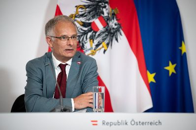 Am 2.September 2025 fand im Bundeskanzleramt die Klausurtagung der Bundesregierung statt. Im Bild Markus Marterbauer beim Pressebriefing.