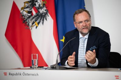 Am 2.September 2025 fand im Bundeskanzleramt die Klausurtagung der Bundesregierung statt. Im Bild Staatssekret&auml;r Sepp Schellhorn beim Pressebriefing.