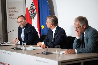 Am 2.September 2025 fand im Bundeskanzleramt die Klausurtagung der Bundesregierung statt. Im Bild Bundesminster Wolfgang Hattmannsdorfer (m.), Bundesminister Markus Marterbauer (r.) und Staatssekret&auml;r Sepp Schellhorn (l.) beim Pressebriefing.