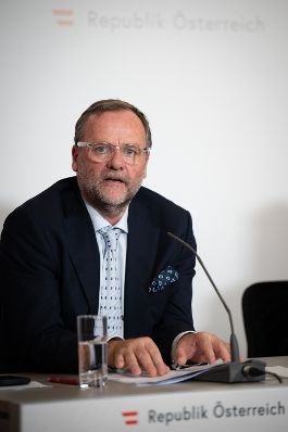 Am 2.September 2025 fand im Bundeskanzleramt die Klausurtagung der Bundesregierung statt. Im Bild Staatssekret&auml;r Sepp Schellhorn beim Pressebriefing.