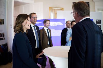 Am 3. September 2025 empfing Bundeskanzler Christian Stocker bei einem Abendempfang die Teilnehmerinnen und Teilnehmer der Botschafterkonferenz im Bundeskanzleramt. Im Bild Bundesministerin Claudia Plakolm (l.).