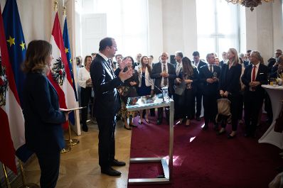 Am 3. September 2025 empfing Bundeskanzler Christian Stocker bei einem Abendempfang die Teilnehmerinnen und Teilnehmer der Botschafterkonferenz im Bundeskanzleramt. Im Bild Bundesministerin Claudia Plakolm (l.).