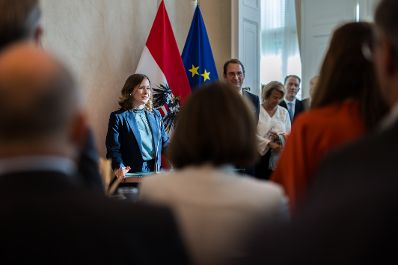 Am 3. September 2025 empfing Bundeskanzler Christian Stocker bei einem Abendempfang die Teilnehmerinnen und Teilnehmer der Botschafterkonferenz im Bundeskanzleramt. Im Bild Bundesministerin Claudia Plakolm (m.l.).