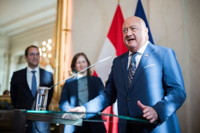 Am 3. September 2025 empfing Bundeskanzler Christian Stocker (r.) bei einem Abendempfang die Teilnehmerinnen und Teilnehmer der Botschafterkonferenz im Bundeskanzleramt. Im Bild mit Bundesministerin Claudia Plakolm (m.).