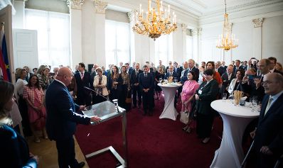 Am 3. September 2025 empfing Bundeskanzler Christian Stocker bei einem Abendempfang die Teilnehmerinnen und Teilnehmer der Botschafterkonferenz im Bundeskanzleramt.