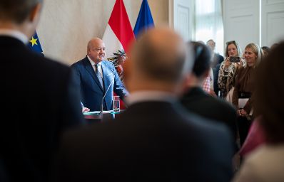 Am 3. September 2025 empfing Bundeskanzler Christian Stocker (2.v.l.) bei einem Abendempfang die Teilnehmerinnen und Teilnehmer der Botschafterkonferenz im Bundeskanzleramt.