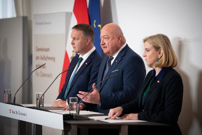 Am 3. September 2025 nahmen Bundeskanzler Christian Stocker (m.), Vizekanzler Andreas Babler (l.) und Bundesministerin Beate Meinl-Reisinger (r.) am Pressefoyer nach dem Ministerrat teil.