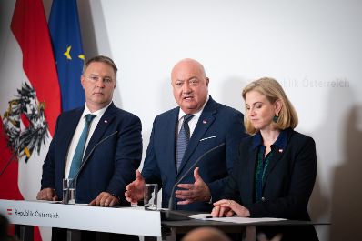 Am 3. September 2025 nahmen Bundeskanzler Christian Stocker (m.), Vizekanzler Andreas Babler (l.) und Bundesministerin Beate Meinl-Reisinger (r.) am Pressefoyer nach dem Ministerrat teil.