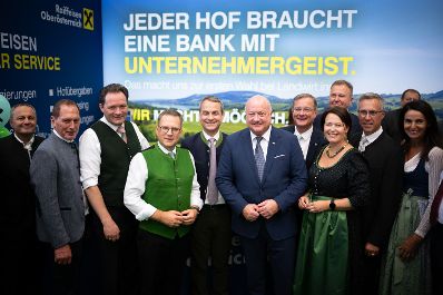 Am 4. September 2025 besuchte Bundeskanzler Christian Stocker (7.v.r.) die Rieder Messe. Im Bild mit Bundesminister Norbert Totschnig (3.v.l.).