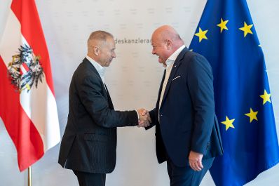 Am 5. September 2025 empfing Bundeskanzler Christian Stocker (r.) den Vorstandsvorsitzenden der OMV Alfred Stern (l.) zu einem Arbeitsgespr&auml;ch.