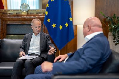 Am 5. September 2025 empfing Bundeskanzler Christian Stocker (r.) den Vorstandsvorsitzenden der OMV Alfred Stern (l.) zu einem Arbeitsgespr&auml;ch.