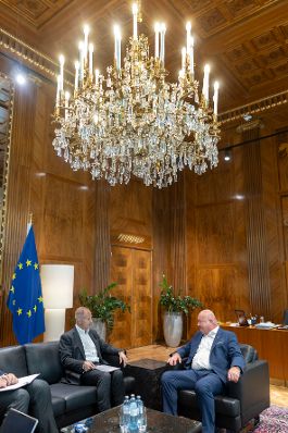 Am 5. September 2025 empfing Bundeskanzler Christian Stocker (r.) den Vorstandsvorsitzenden der OMV Alfred Stern (l.) zu einem Arbeitsgespr&auml;ch.