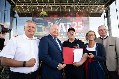 Am 6. September 2025 nahm Bundeskanzler Christian Stocker (m.l.) an der Veranstaltung KAT25 teil. Im Bild mit der Landeshauptfrau von Nieder&ouml;sterreich Johanna Mikl-Leitner (m.r.).