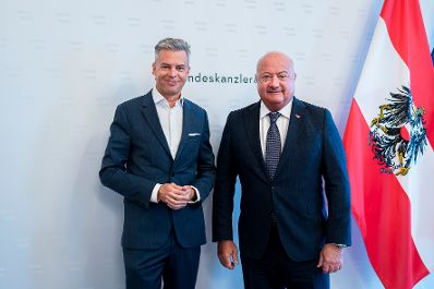 Am 15. September 2025 empfing Bundeskanzler Christian Stocker (r.) den Deputy CEO der A1 Telekom Austria Thomas Arnoldner (l.) zu einem Arbeitsgespr&auml;ch.