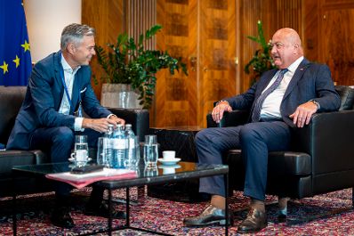 Am 15. September 2025 empfing Bundeskanzler Christian Stocker (r.) den Deputy CEO der A1 Telekom Austria Thomas Arnoldner (l.) zu einem Arbeitsgespr&auml;ch.