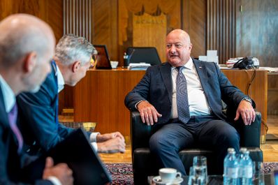 Am 15. September 2025 empfing Bundeskanzler Christian Stocker (r.) den Deputy CEO der A1 Telekom Austria Thomas Arnoldner (m.) zu einem Arbeitsgespr&auml;ch.