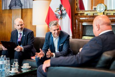 Am 15. September 2025 empfing Bundeskanzler Christian Stocker (r.) den Deputy CEO der A1 Telekom Austria Thomas Arnoldner (m.) zu einem Arbeitsgespr&auml;ch.