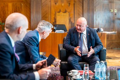 Am 15. September 2025 empfing Bundeskanzler Christian Stocker (r.) den Deputy CEO der A1 Telekom Austria Thomas Arnoldner (m.) zu einem Arbeitsgespr&auml;ch.