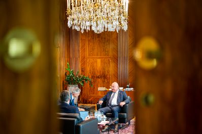 Am 15. September 2025 empfing Bundeskanzler Christian Stocker (r.) den Deputy CEO der A1 Telekom Austria Thomas Arnoldner (m.) zu einem Arbeitsgespr&auml;ch.