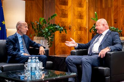 Am 15. September 2025 empfing Bundeskanzler Christian Stocker (r.) Bundesminister a.D. Martin Kocher (l.) zu einem Arbeitsgespr&auml;ch.