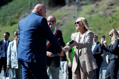 Am 18. September 2025 nahm Bundeskanzler Christian Stocker (l.) an der Durchschlagsfeier des Erkundungsstollen vom Brenner Basistunnel an der Grenze zwischen &Ouml;sterreich und Italien teil. Im Bild mit der Ministerpr&auml;sidentin von Italien Giorgia Meloni (r.).