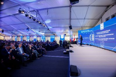 Am 18. September 2025 nahm Bundeskanzler Christian Stocker (r.) an der Durchschlagsfeier des Erkundungsstollen vom Brenner Basistunnel an der Grenze zwischen &Ouml;sterreich und Italien teil.