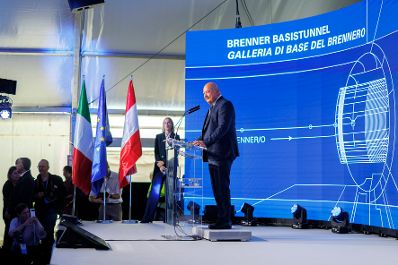 Am 18. September 2025 nahm Bundeskanzler Christian Stocker (r.) an der Durchschlagsfeier des Erkundungsstollen vom Brenner Basistunnel an der Grenze zwischen &Ouml;sterreich und Italien teil.
