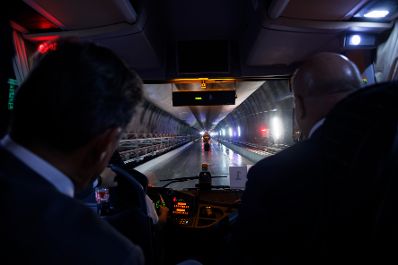 Am 18. September 2025 nahm Bundeskanzler Christian Stocker (r.) an der Durchschlagsfeier des Erkundungsstollen vom Brenner Basistunnel an der Grenze zwischen &Ouml;sterreich und Italien teil. Im Bild mit dem Verkehrsminister von &Ouml;sterreich Peter Hanke (l.).