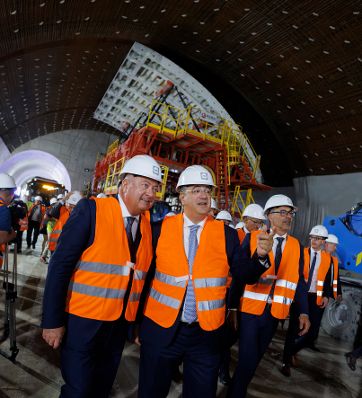 Am 18. September 2025 nahm Bundeskanzler Christian Stocker (l.) an der Durchschlagsfeier des Erkundungsstollen vom Brenner Basistunnel an der Grenze zwischen &Ouml;sterreich und Italien teil. Im Bild mit EU-Verkehrskommissar Apostolos Tzitzikostas (m.).
