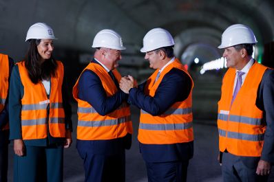 Am 18. September 2025 nahm Bundeskanzler Christian Stocker (m.l.) an der Durchschlagsfeier des Erkundungsstollen vom Brenner Basistunnel an der Grenze zwischen &Ouml;sterreich und Italien teil. Im Bild mit EU-Verkehrskommissar Apostolos Tzitzikostas (m.r.) und dem Verkehrsminister von &Ouml;sterreich Peter Hanke (r.).